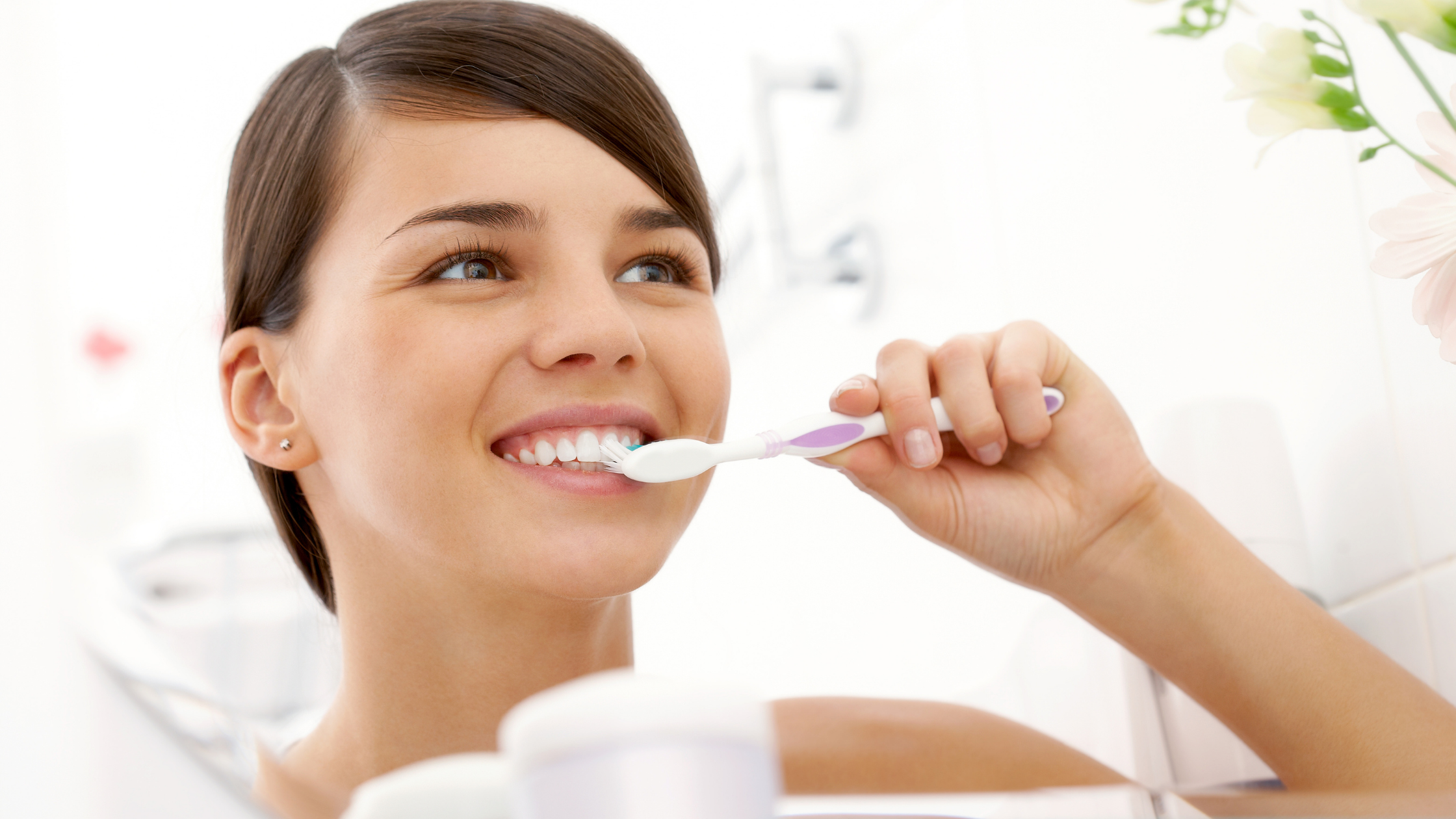 Гигиена девушки. Девушка чистит зубы. Утренняя чистка зубов. Отбеливание зубов маслами