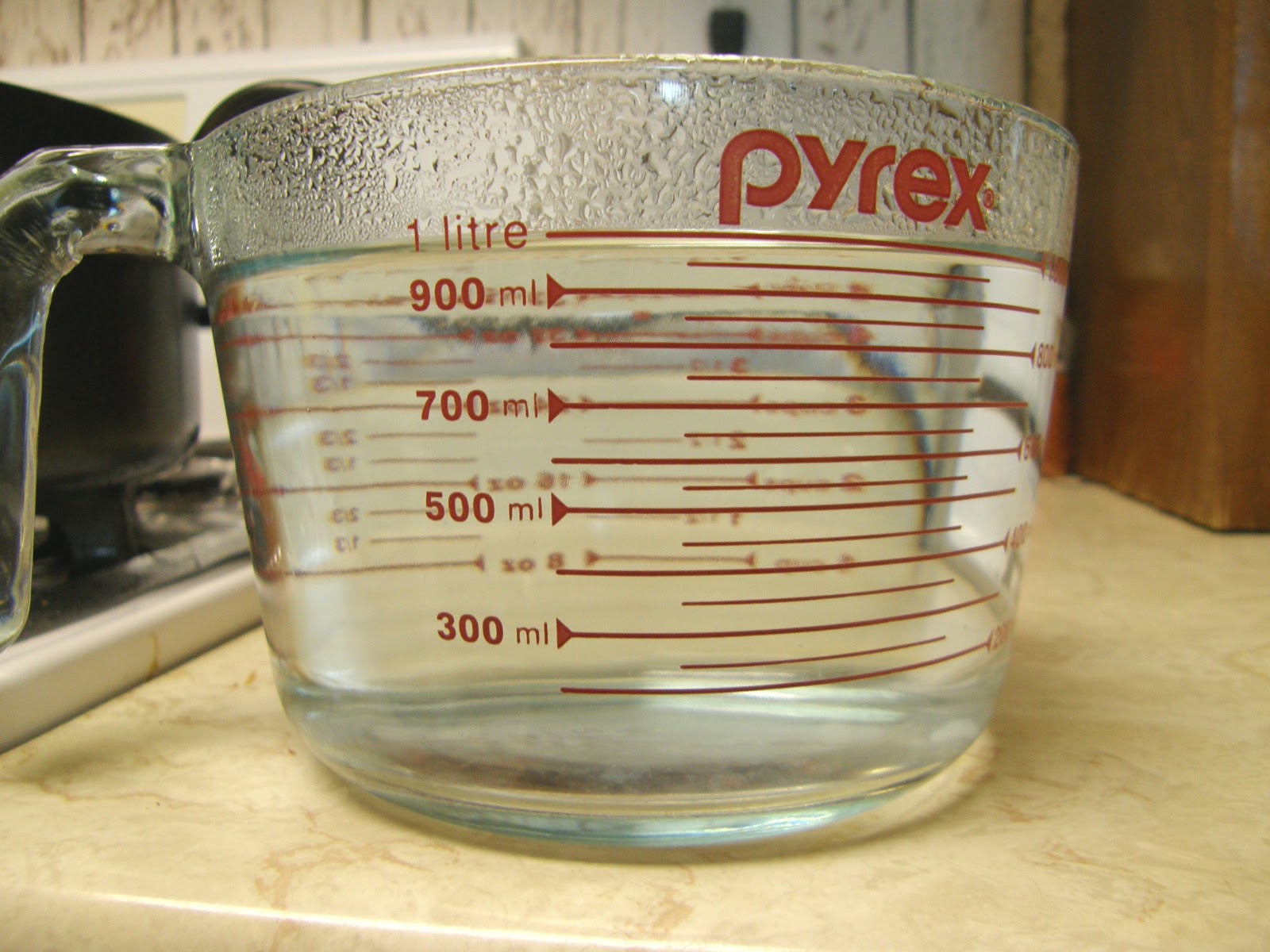 900 г сколько литров. 8 Quarts в литры. Litre or Liter. 4.5 Liters. A Quarter Cup Water.