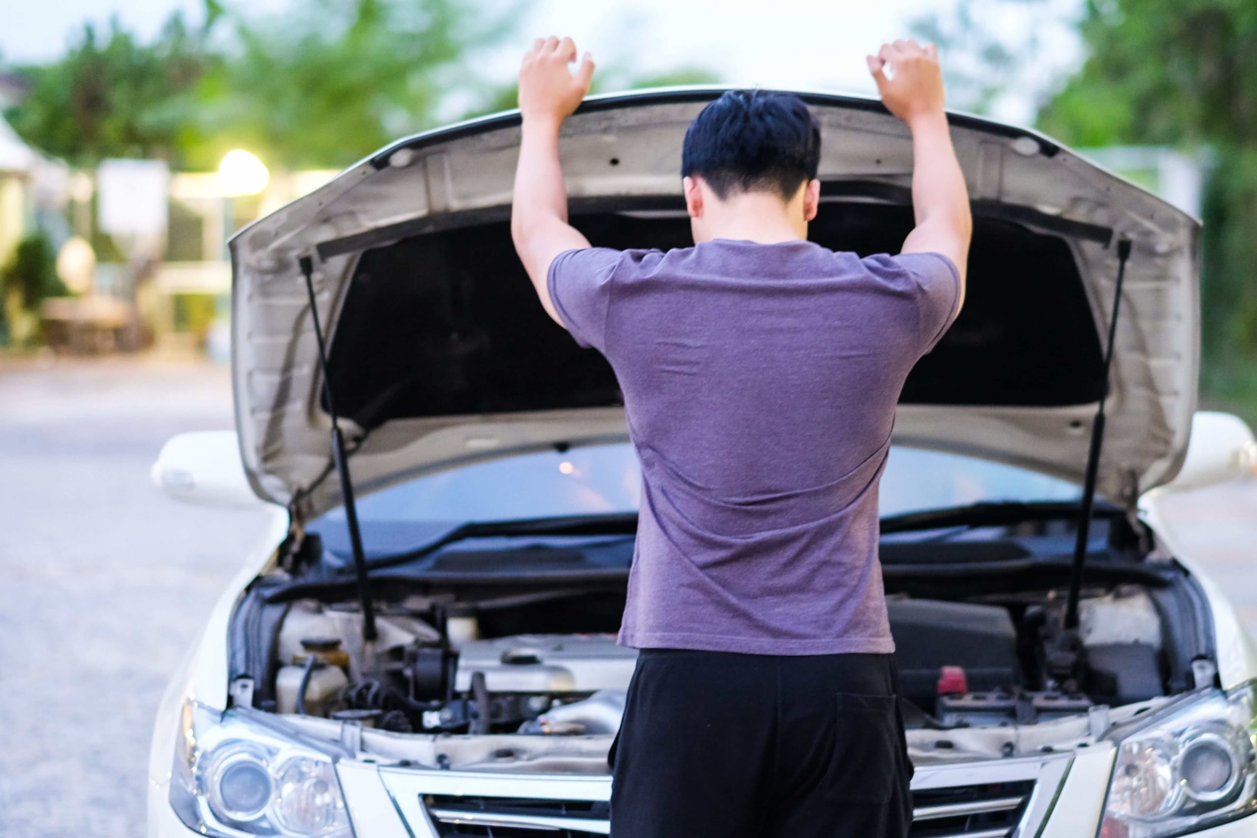 The car broke. Машина ломается. Человек у сломанной машины. Проблемы с покупкой автомобиля. Человек стоит перед машиной.