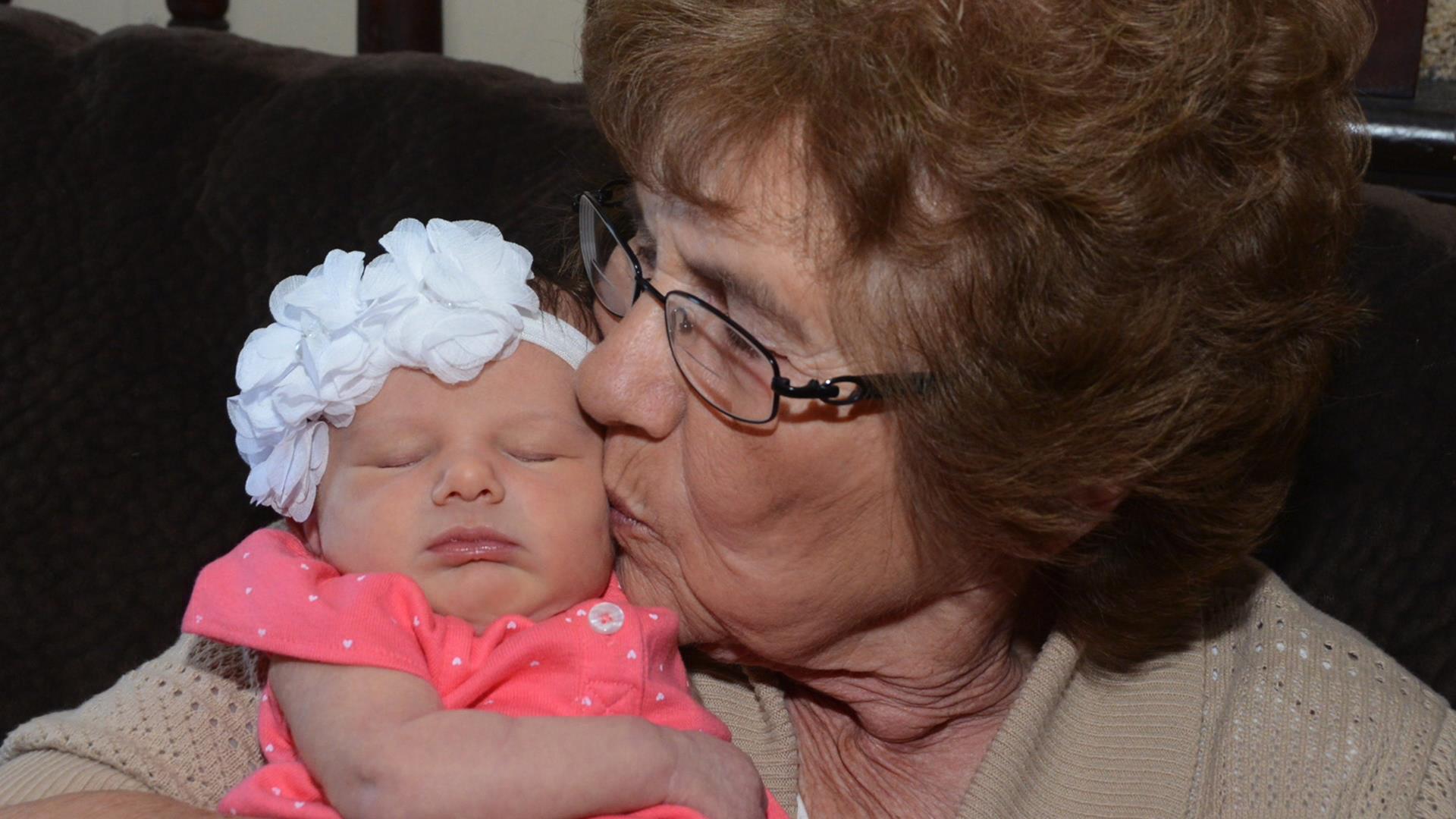 Правнучка 4. Бабушка и внучка. Бабушка с внуком младенцем. Бабушка и новорожденная внучка.