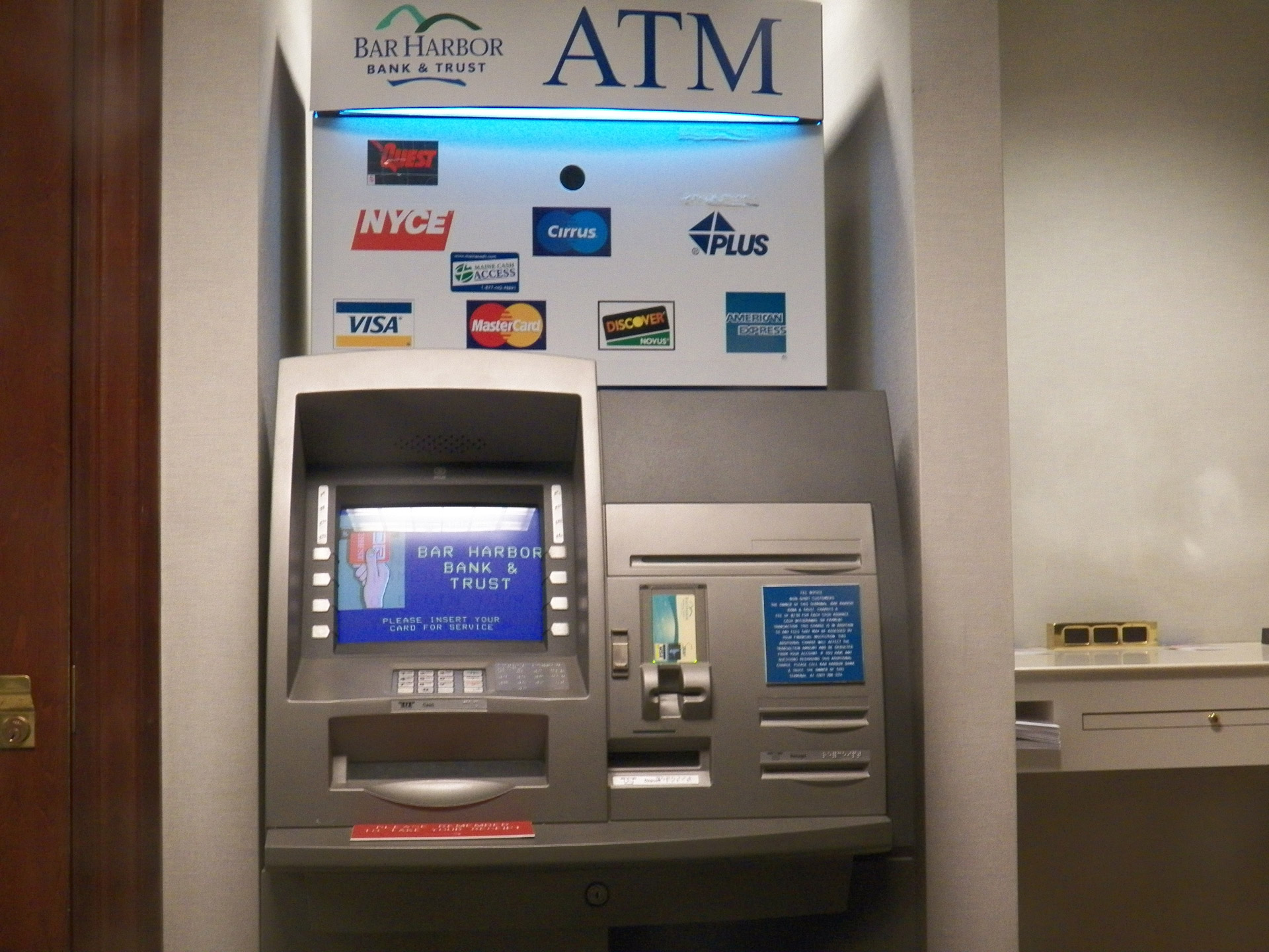 T me atm deep insert. Банкомат. Банкомат американский. ATM Bank. Атм Банкомат.
