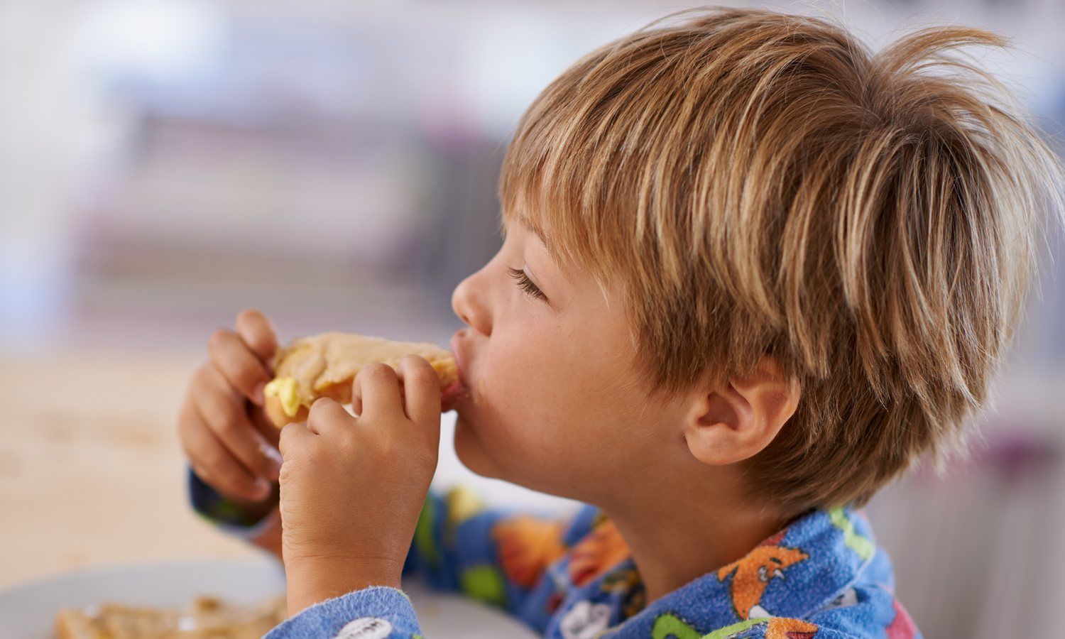 Дети едят масло. Ребенок в арахисовой пасте. Ребенок ест арахис. Ребенок ест бутерброд с арахисовой пастой. Ребенок ест арахисовую пасту.